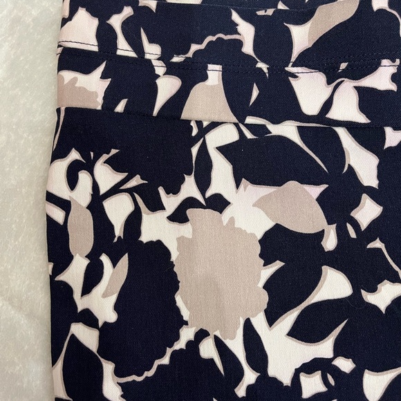 Rafaella Navy and Cream Floral Stretch Pants, size 12 - Picture 9 of 12